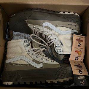 Brand new size 8 women’s Vans MTE goretex shoe